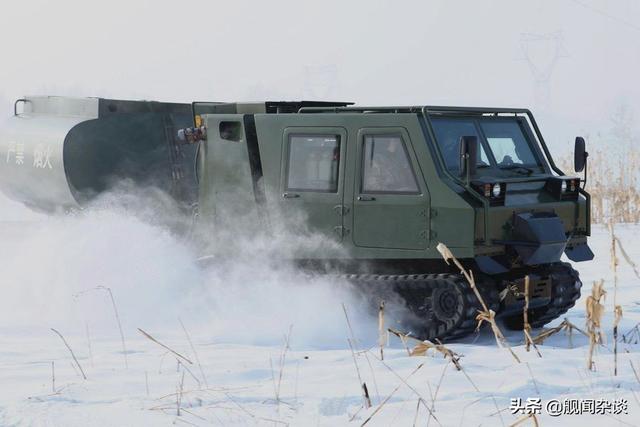 雪地拖拉机—新型履带式全地形车向高原驻训部队运送物资