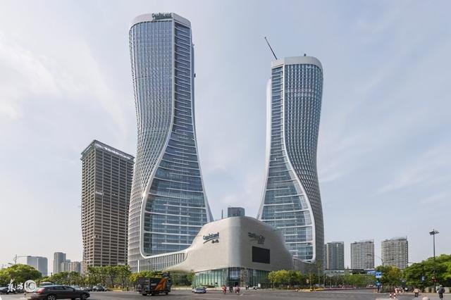 杭州与重庆的来福士建筑，一个备受游客喜爱，另一个却饱受争议