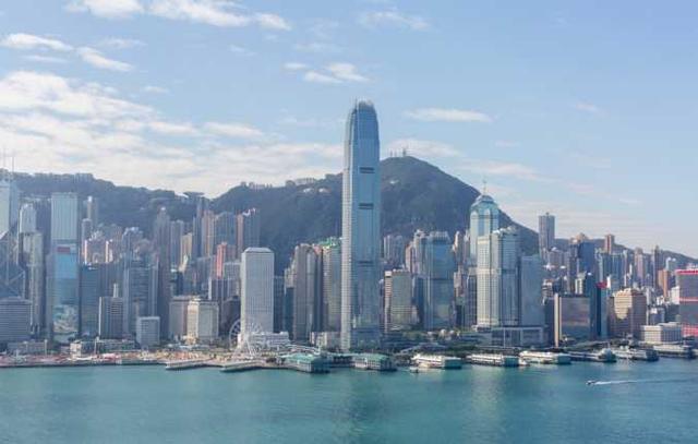 香港不能只是在中西方之间做个“跑堂”丨香港一日