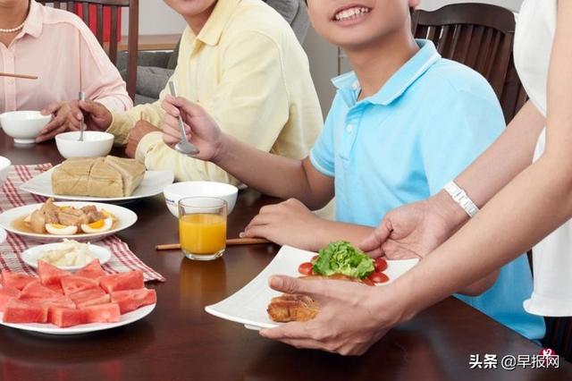 新加坡离婚怨偶上法庭，争夺儿子跟谁吃团圆饭