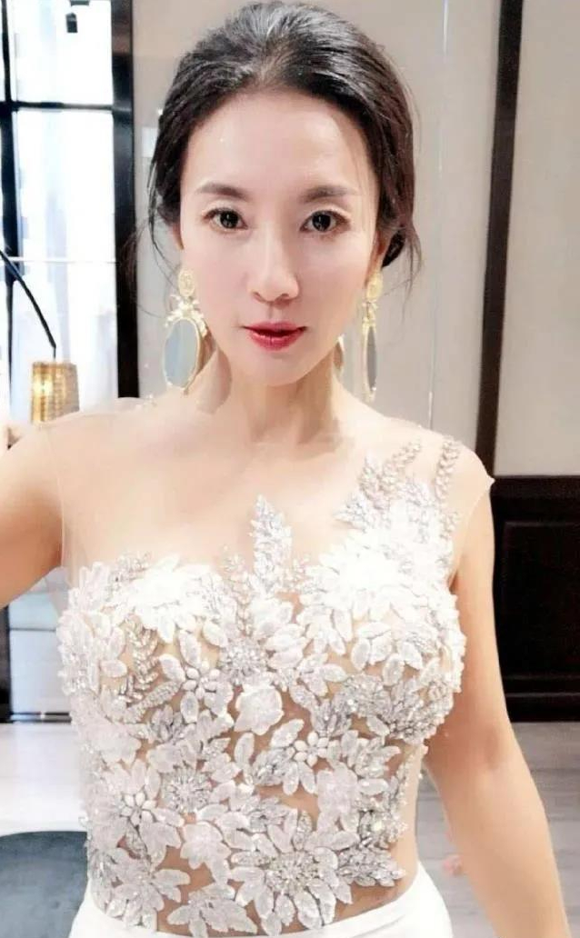 52岁冻龄女神刘叶琳，成功横渡马六甲海峡，与儿子的合影似情侣