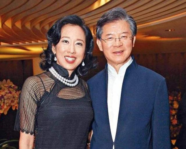 朱玲玲和霍震霆离婚，不是为了罗康瑞，而是因为一个北京姑娘