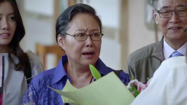 初恋接姑奶奶回新加坡，全家人来酒店欢送！