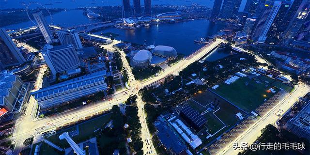 一个可以开F1赛车的酒店。中文通用，带爸妈过年真方便