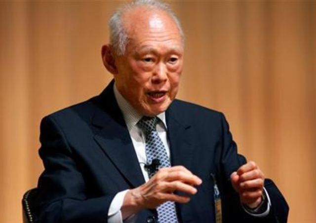 李光耀拒绝将汉语定为新加坡国语，还表示：华人回归祖国不切实际