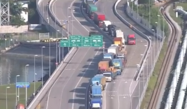 新柔长堤再现“长车阵”，入境新加坡货车司机新冠检测无阳性