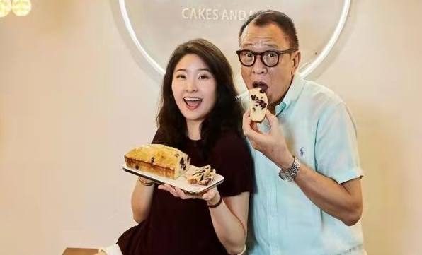 宠爱！TVB老戏骨许绍雄斥资百万助爱女开店，亲自上阵当活招牌