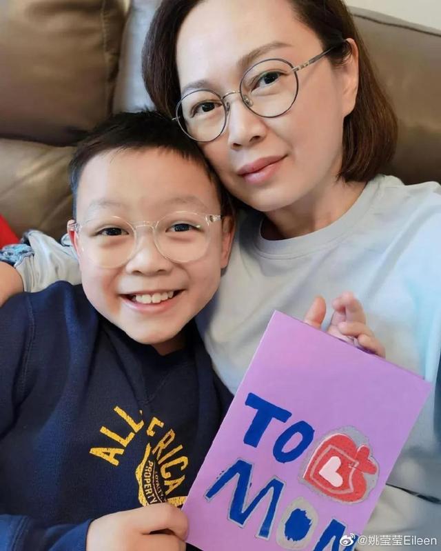 49岁最美朱姬独自抚养儿子熬成肥师奶？未婚先孕孩子爸成谜