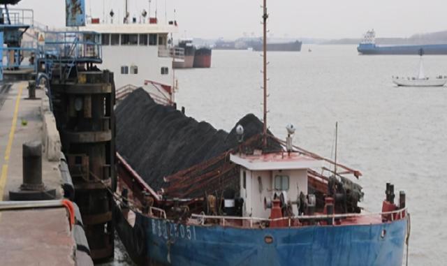 巴铁关键时刻送港口，助中国摆脱“天价”过路费，新加坡坐不住了