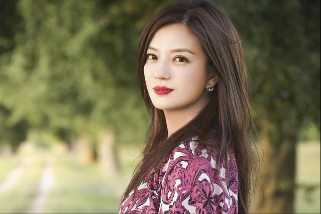 赵薇背后，5个男人串起了她的跌宕人生