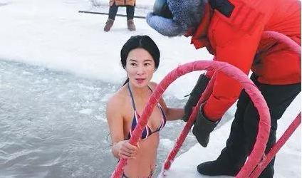 52岁冻龄女神刘叶琳，成功横渡马六甲海峡，与儿子的合影似情侣