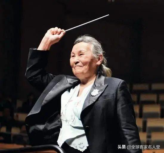 指挥家郑小瑛，将客家山歌带到世界交响乐殿堂