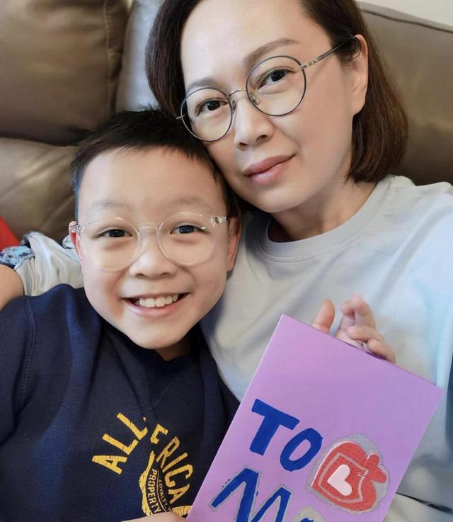 姚莹莹49岁晒庆生素颜照，曾是最美绿叶感情坎坷，今备受好评