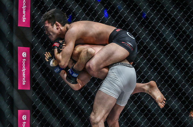 37岁日本"跳关十段"再次一鸣惊人，站立绞杀美国悍将