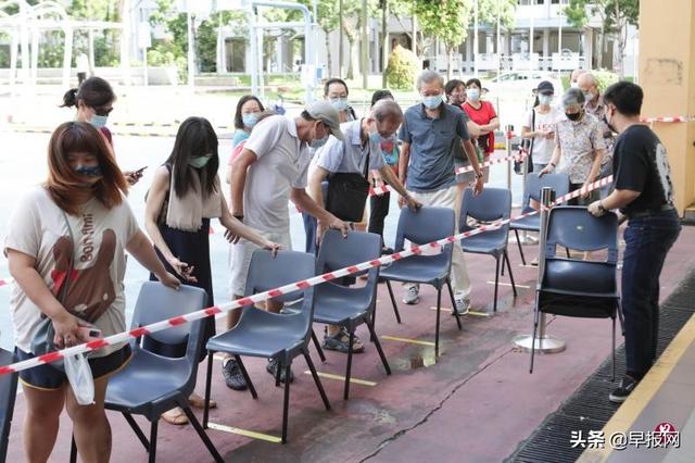 新加坡人最近天不亮就排队，竟然只为换新钞