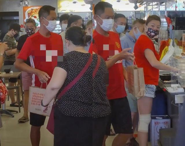 "昆仑奴"周初明近况罕曝光，走路一瘸一拐，店内打包送餐无人识