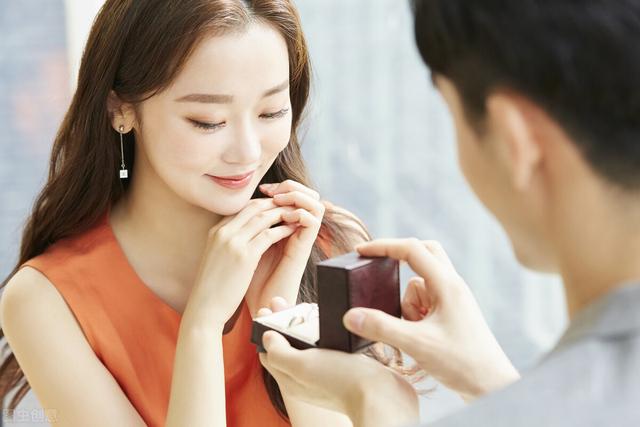 故事：总裁和我假扮情侣，我喝醉时他却偷偷告白，“喜欢你好久”
