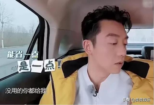 郑恺晒照庆祝女儿百日，一家三口同框，女儿首次全身出镜