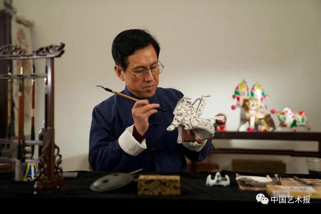 艺苑百花 | 胡新明：用家乡的一把泥土成就了人生最美的梦想