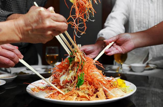 新加坡抗疫铁规：捞鱼生须静音！有些人偏偏高调唱“反调”