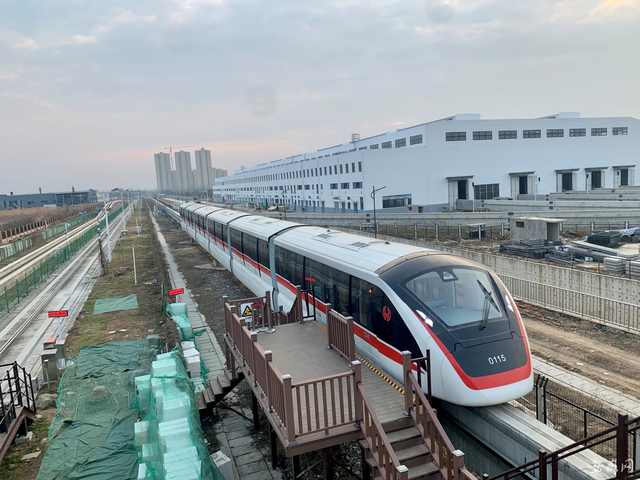 全国首条无人驾驶跨座式单轨列车“芜湖造”