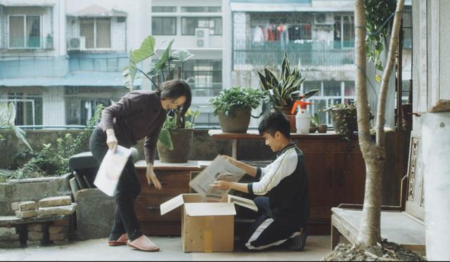 像拨开藤蔓一样拨开记忆：电影《小伟》的生命经验