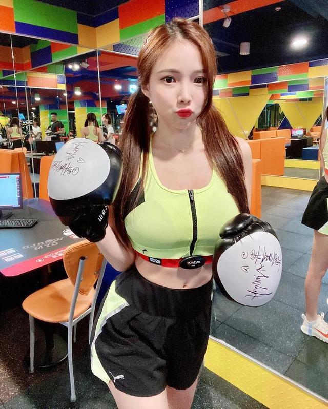 既是学霸，又是身材傲人的女DJ：95后模特蓝星蕾的向上人生