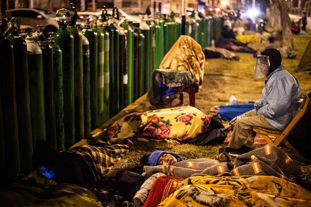 早安·世界｜秘鲁新冠患者亲友为买氧气彻夜排队席地而睡