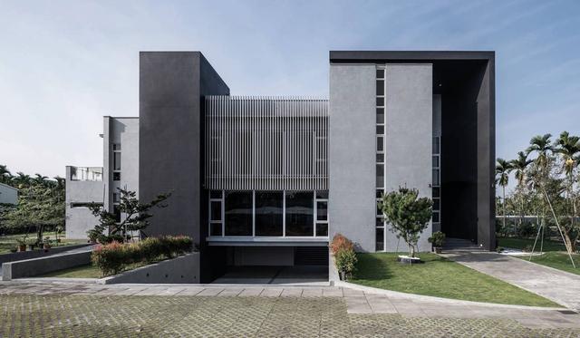 自地自建多代同堂家族聚落！屏东350坪清水模别墅