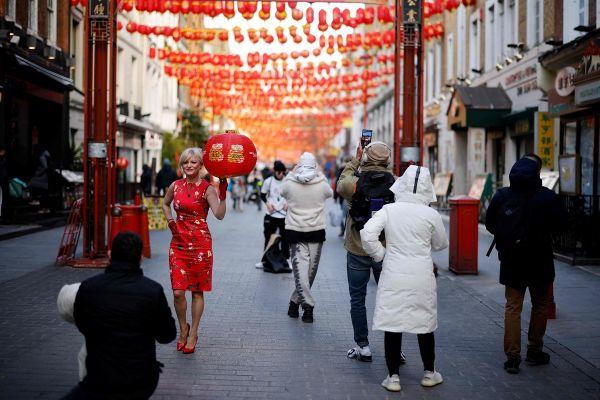 外媒：“中国红”闪耀世界驱散疫情阴影