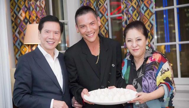 2个老婆3个孩子，晋级爷爷的向华强，为什么72岁才抱孙？