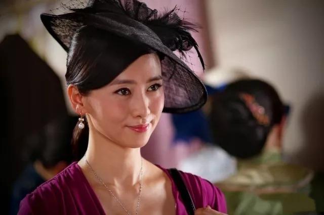 蟊贼偷了美女特务的包，警方从赃物中发现异常，牵出惊天谋刺案