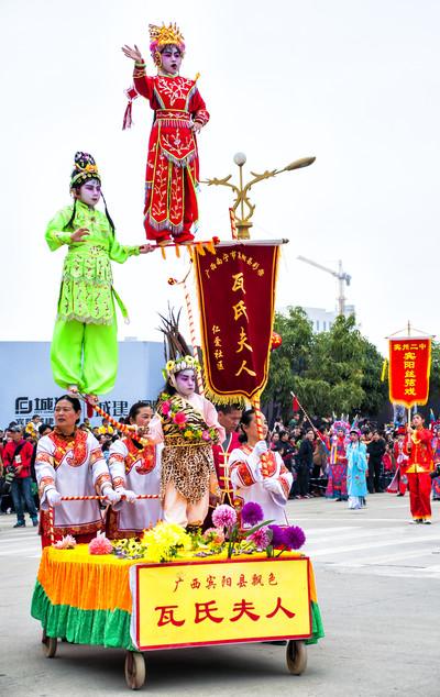 炮龙飘色齐助阵，宾阳年味香到爆