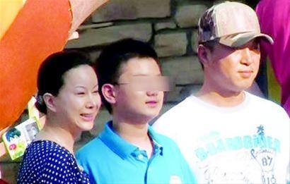 51岁满文军显老态！与张咪同框似两代人，曾亲手将妻子送进监狱