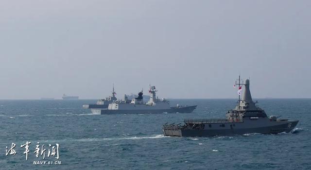 中新两国海军舰艇编队举行海上联合演习