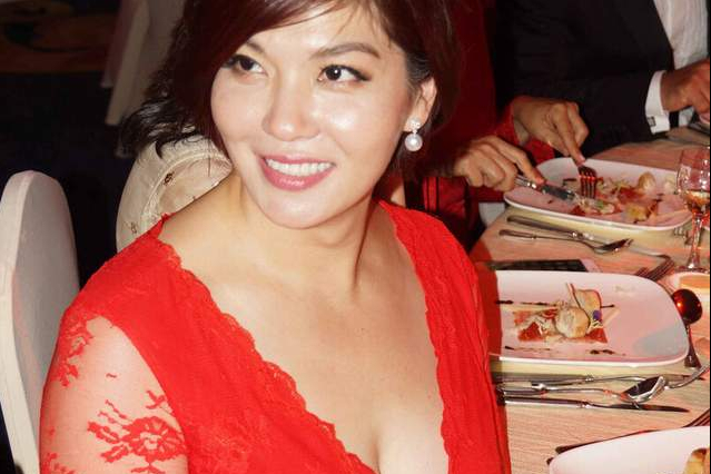 退役后反而逆生长！如今，48岁的庄泳已是资产过亿的商界女强人，自己整容外加儿女入英国籍曾引起争议