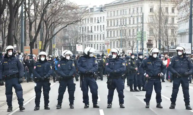 欧洲反封锁打砸抢烧，美国药剂师偷毁疫苗！一亿人感染，还在反智