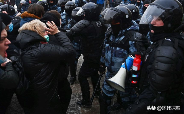 美国对俄举起制裁大棒，普京拿日本开刀，形势越来越紧张