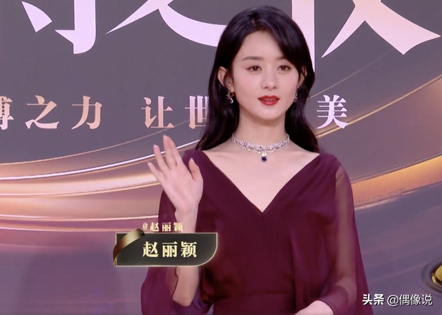 微博之夜主持人说赵丽颖疲惫，说邓超蹭热度，还怼了热巴，好无语