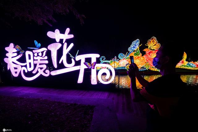 新加坡庆祝农历新年 民众公园中赏花灯