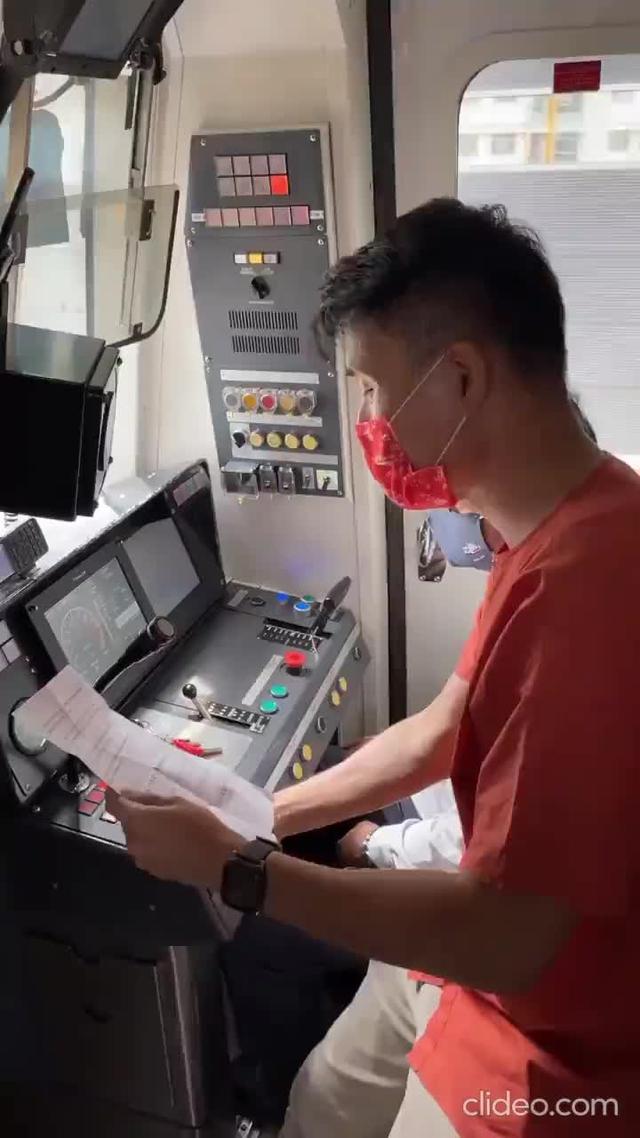 坡岛帅哥议员现场广播的“特别号列车”，你搭上了吗？