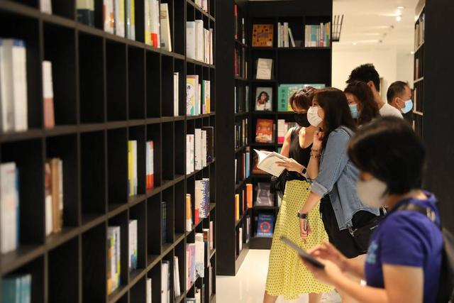 从江城到狮城 武汉70后诗人阎志创办实体书店挺进新加坡