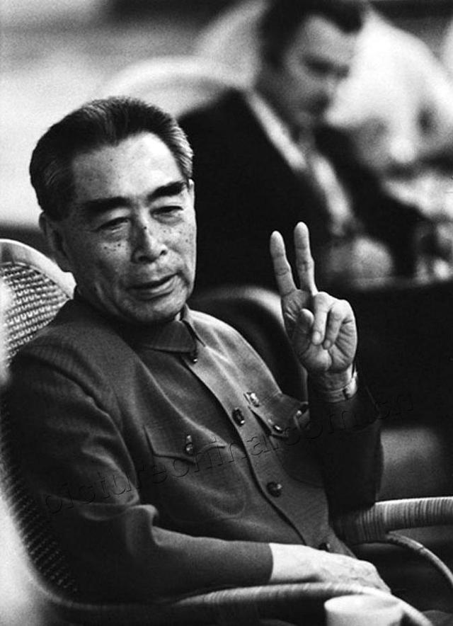 周恩来最后的外交：带病建交马来西亚，谈判时思路清晰到让人心碎