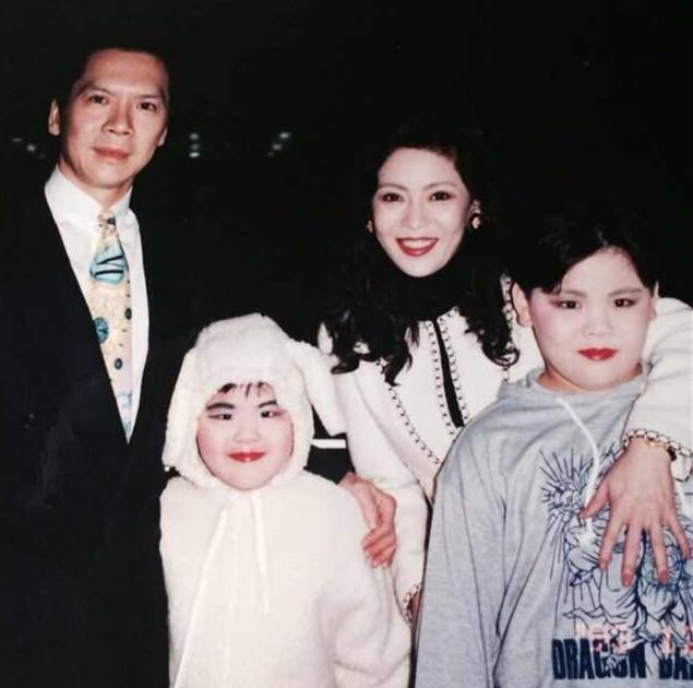 向华强3个子女：向佐娶郭碧婷，向佑打架入狱，女儿42岁仍单身