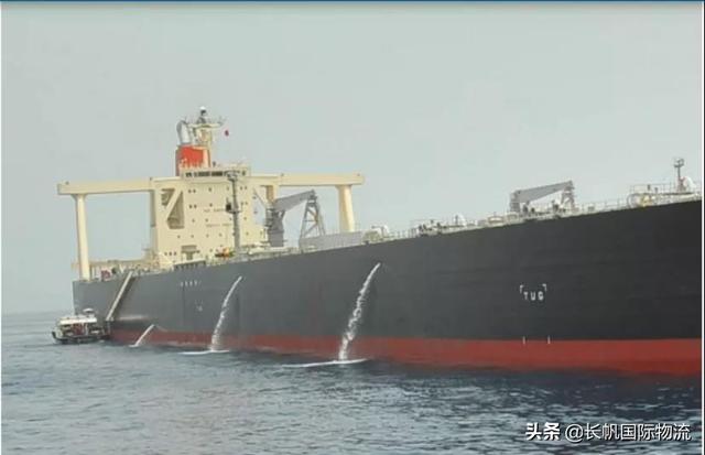 摊上事儿了！船员洗舱不慎，1000吨重质油直接排放到海里