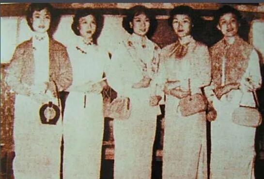 潮人以土音唱南北曲，曰潮州戏，梨园婆娑，日夜无间