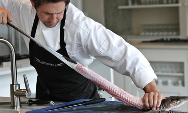 为什么人类只吃鱼翅，却很少听说吃鲨鱼肉呢？真的不好吃吗？