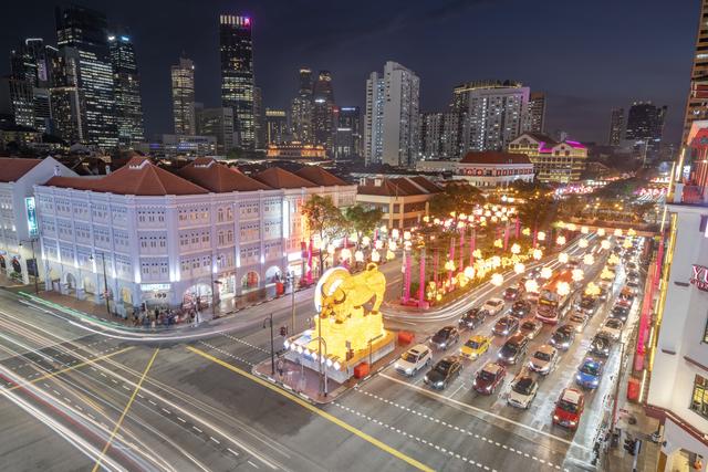 新加坡牛车水亮起农历新年灯饰