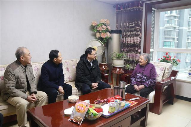杜志强看望慰问商洛籍在外高层次人才在商亲属