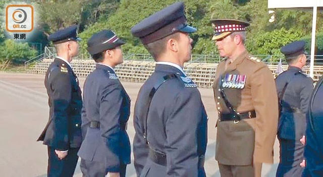 香港警察走个“中式正步”，咋就这么难？